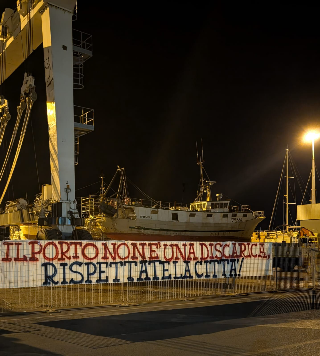 San Benedetto - Striscione di protesta al porto: "No alla cassa di colmata"